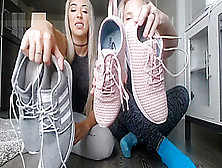 Adolescentes Enlu0413U0415Vent Leurs Chaussures Et Chaussettes Puantes