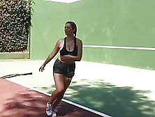 Leila Lowfire Beim Tennis