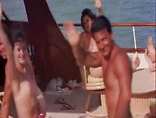 Vintage Cuties: Splendide Ragazze Nude Si Divertono In Barca E In Giardino
