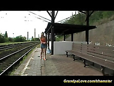 Мужик И Грудастая Блондинка В Ожидании Поезда