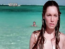 Darstellerin Mit Braunen Haaren Badet In Einem Film Nackt Im Swimmingpool