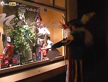 Sinterklaas Gaat Vuistdiep In De Kut Van Zijn Piet