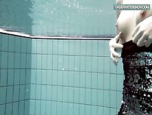 Loris Blackhaired Swirling In The Pool