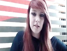 Emo Babe Fingert Rasierte Möse Solo