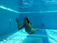 Skinny Brunette Anna Zlatavlaska Showing Her Shaved Pussy Under Water