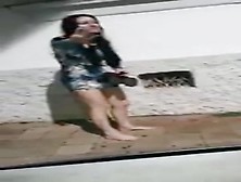 Prostituta Mostrando A Bundinha Na Rua Depois Do Programa