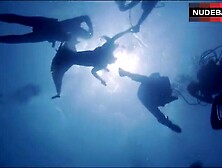 Daryl Hannah Topless Under Water – Splash