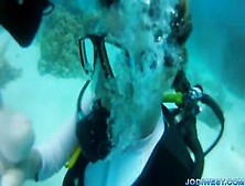 Taucherin Jodi West Lutscht Unter Wasser Und Wichst Sich Geil Einen Ab