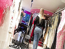 Beautiful Candid Sales Girl In Super Tight Jeans !!