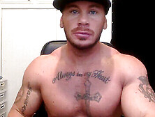 Muscoloso Bodybuilder Mostra Il Suo Bel Culo In Webcam