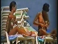 Adolescente Topless En La Playa Bajo El Sol Caliente