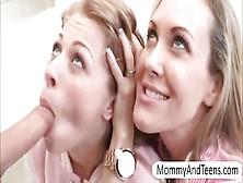 Mutter Bringt Tochter Das Blasen Bei