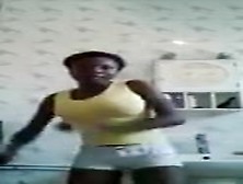 Une Blackette En Short Fait Danser Ses Gros Nichons