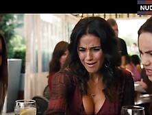 Emmanuelle Chriqui Cleavage – Entourage