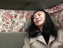 Asiaans Vrouw Krijgt Orgasme Achter In Een Bus.