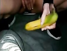 Amatrice Se Fait Enfoncer Une Banane Dans Le Cul Pendant Qu'elle Se Fait Penetrer La
