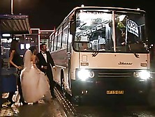 Свадебное Приключения В Автобусе