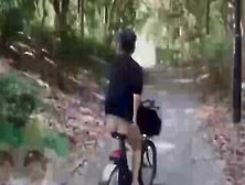 日本人女性がお尻丸出しの露出サイクリング