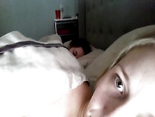 Selfie Masturbate Au Lit Pres D'une Copine Endormie