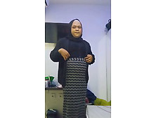 Crossdresser Hijab Masturbates And Play With Buttplug