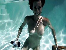 Hot Fit Cougar Masturbates Underwater