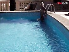 Blonde Mom Gibt Blowjob Am Pool Im Urlaub - Sexfreunde. Com