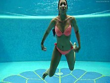 Erstaunliche Brünette Babe Sazan Cheharda Zeigt Sexy Körper Unter Wasser