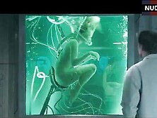 Milla Jovovich Nude In Aquarium – Resident Evil: Apocalypse
