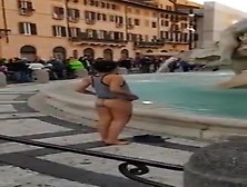 Nuda Nella Fontana Dei Quattro Fiumi Piazza Navona Roma