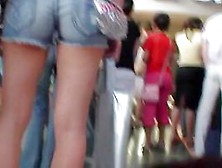 Attractive Girl With Perfect Ass Caught On The Candid Camera