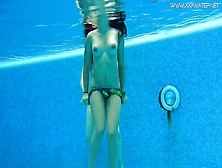 Wet Sexy Babes With Big Tits Swim Underwater In The Pool