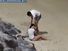 Casal Jovem Fodendo Na Areia Da Praia Foram Flagrados