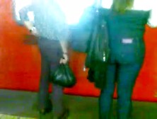 Dos Maduras Culonas Esperando El Metro