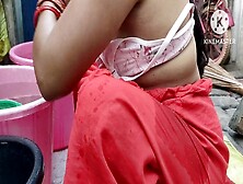 Gorgeous Indian Housewife Shows Off Her Stunning Figure