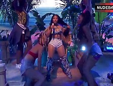 Nicki Minaj Spreads Her Legs – The American Music Awards