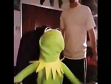 Kermit Watches 2 Girls 1 Cup