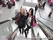 Zwei Deutsche Mädchen Haben Spaß Im Einkaufszentrum