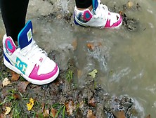 Hot Girl Dc Shoes In Mud!!
