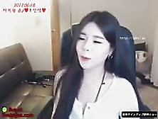 Korean Babe Shares Amazing Webcam Session