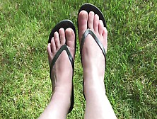Bare Feet In Flip Flops - Tacamateurs