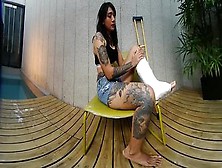 La Débutante Femme Nue Tatouée Jaku Se Fait Chauffer À L'extérieur En 3D Vr