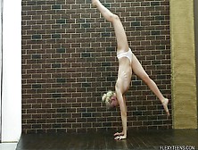 Flexi Teen Babe Does Gymnastics Naked Dora Tornaszkova