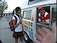 Une Fille Se Donne Pour Une Crème Glacée Dans Un Van