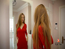 Блондинка В Красном Платье Показывает Свое Тело