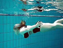 Big Tits Brunette Hottie Dashka Swimming Underwater