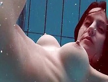 Under Water Show - Scharfe Brünette Zieht Sich Beim Schwimmen Nackt Aus