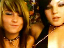 Slutty Emos Are Kissing So Sexy On The Webcam