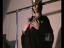 Domino Viene Filmata In Un Backstage