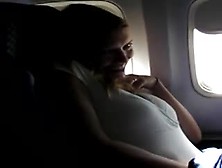 Geil Meisje Vingert Stiekem In Het Vliegtuig