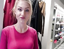 Русский минет и секс с продавщицей в раздевалке магазина - Порно онлайн